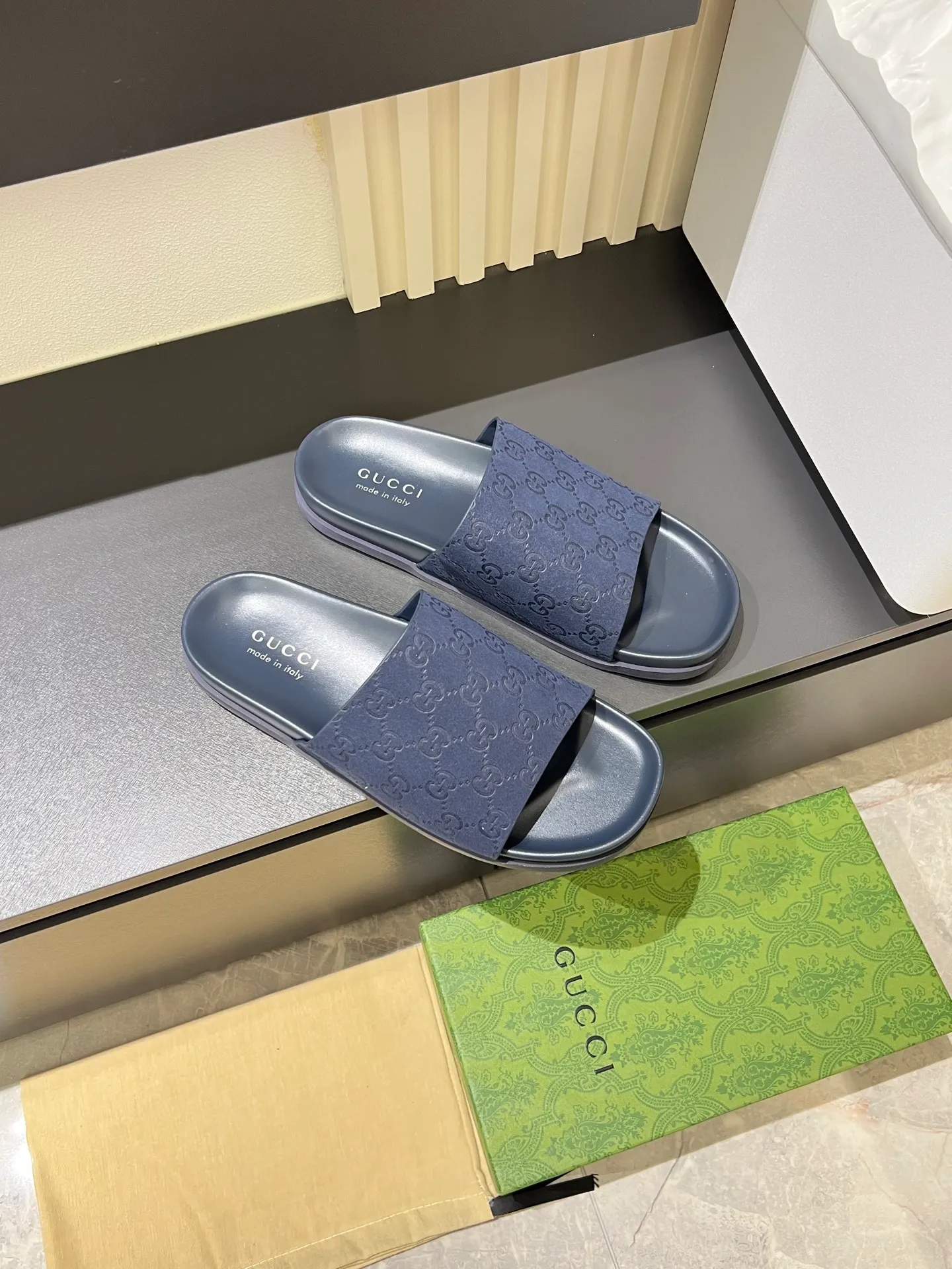 Men's Men's Shoes 💰p320 "GUCC＊" These slippers are made of GG polyester and feature a Gucci label on the front, adding a bold logo feel to the style. "Gucci Made in Italy" stamped label Rubber sole. Size 38-44